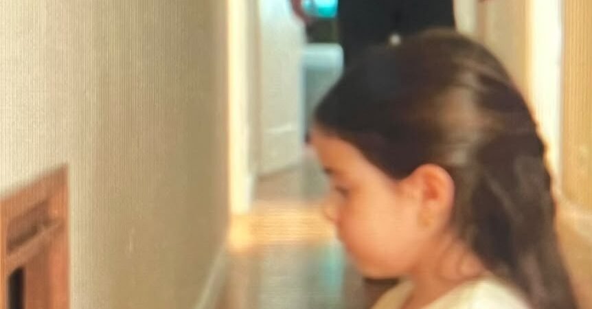 El Secreto en la Pared: Un Eco de Familia, La casa, que alguna vez fue un santuario de risas y recuerdos, parecía haber sido engullida por un silencio denso y sofocante, roto solo por el murmullo de pasos apresurados y la lluvia que repiqueteaba contra los cristales.